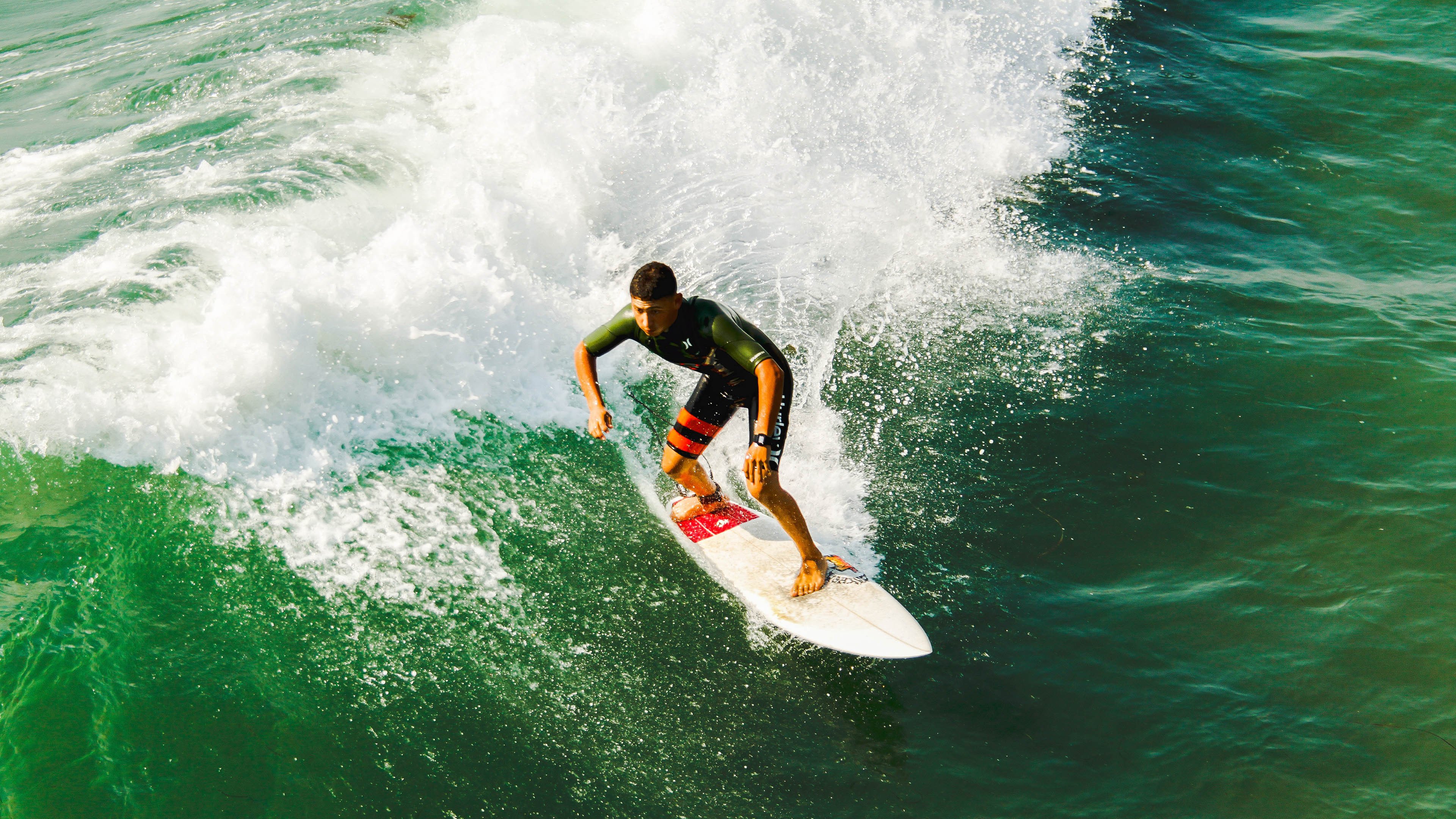 世界杯球衣交换故事：两位昔日队友赛后拥抱互换战袍